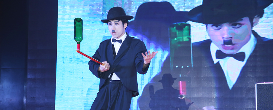 "卓别林"在进行魔术表演